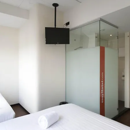 מלון Easyhotel Centre